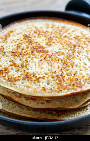 Stapel Pfannkuchen auf der Pfanne. Stockfoto