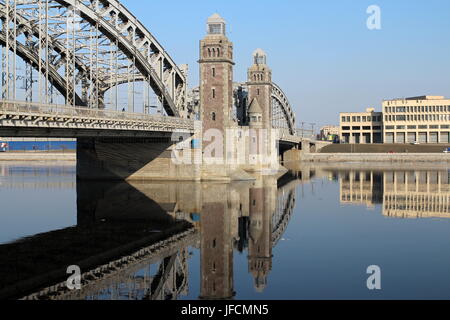 Brücke im Wasser spiegelt Stockfoto