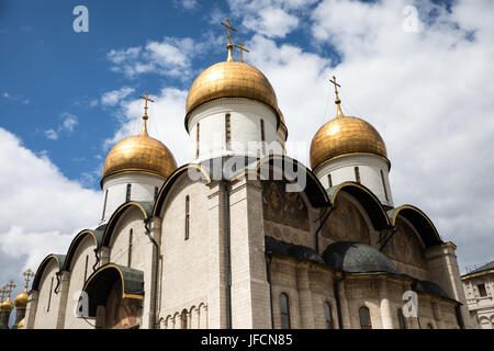 Uspenski-Kathedrale im Kreml an einem sonnigen Tag. Moskau, Russland. Stockfoto