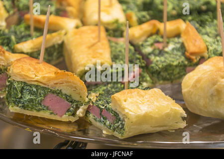 Scheiben der Quiche mit Ricotta und Spinat Stockfoto