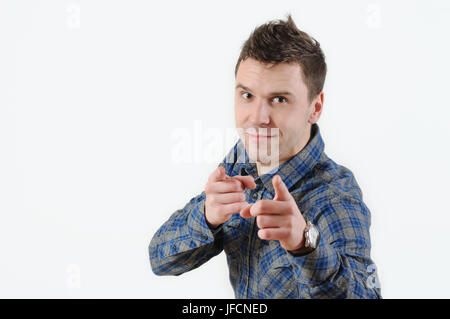Porträt hübscher junger lächelnder Mann geben Daumen nach oben Schuldzuweisungen in die Kamera. Körper positive menschliche Emotion Gesichtsausdruck Gebärdensprache Stockfoto