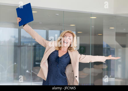 Happy begeistert feiert mit Armen Geschäftsfrau Stockfoto