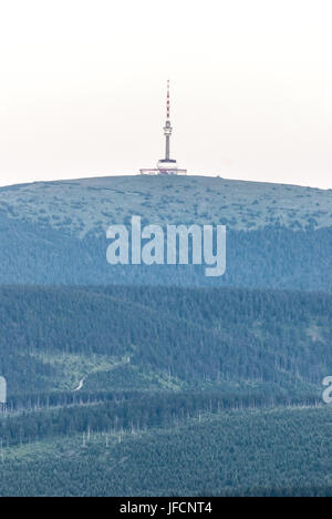 Praded Hügel mit Kommunikation Turm aus cervena hora Hügel in Hruby Jesenik Berge während der Dämmerung Stockfoto