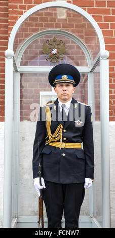 Junge männliche Soldaten in eine einheitliche Wache im Kreml. Stockfoto