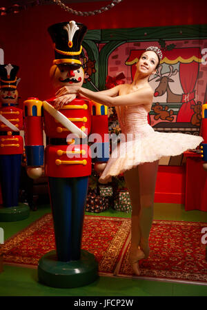 Eine Ballerina führt vor Weihnachten Nussknackern, Stockfoto