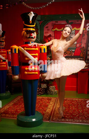 Eine Ballerina führt vor Weihnachten Nussknackern, Stockfoto