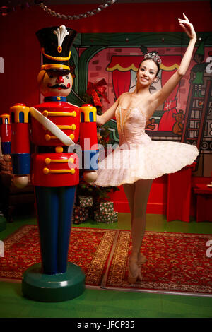 Eine Ballerina führt vor Weihnachten Nussknackern, Stockfoto