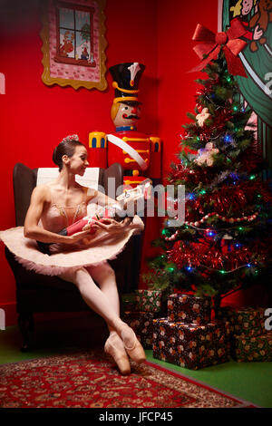 Eine Ballerina führt vor Weihnachten Nussknackern, Stockfoto