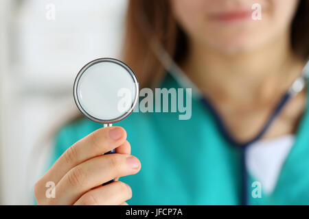 Schöne weibliche Medizin Arzt hielt Stethoskop Kopf bereit, Patienten und Hilfe zu prüfen. Medizinischen Dienst oder Versicherungskonzept. Gesundheitswesen, medizinische Stockfoto