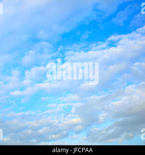 Wolken am Himmel - Raum für Ihren eigenen Text und Hintergrund Stockfoto