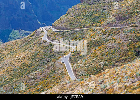 Blick auf die Straße am Berge Stockfoto