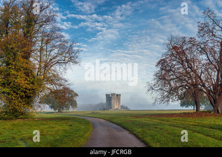 Touristen im Hiorne Tower in Arundel park Stockfoto