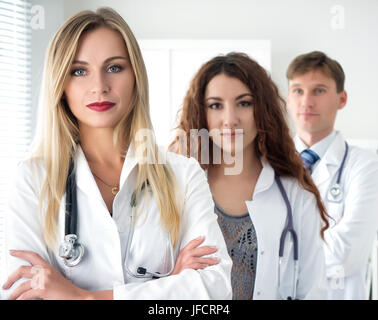 Gruppenbild der Ärztinnen und Ärzte Team stehen mit ihren Armen gekreuzt auf Brust bereit zu arbeiten. Health Care, Medical und Teamwork-Konzept. Stockfoto