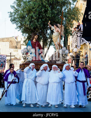 Einwohner der Stadt Zejtun / Malta hatte ihre traditionellen Karfreitags-Prozession / religiöse Kirche parade vor der Kirche Stockfoto