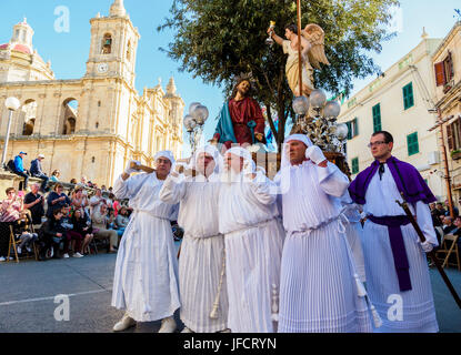 Einwohner der Stadt Zejtun / Malta hatte ihre traditionellen Karfreitags-Prozession / religiöse Kirche parade vor der Kirche Stockfoto