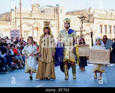 Einwohner der Stadt Zejtun / Malta hatte ihre traditionellen Karfreitags-Prozession / religiöse Kirche parade vor der Kirche Stockfoto