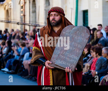 Einwohner der Stadt Zejtun / Malta hatte ihre traditionellen Karfreitags-Prozession / religiöse Kirche parade vor der Kirche Stockfoto