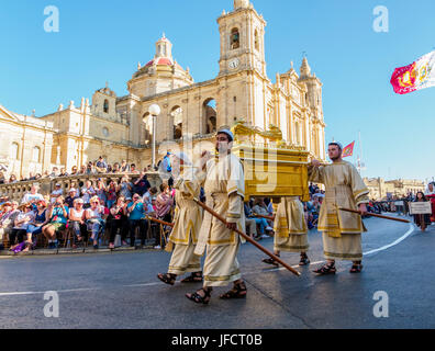 Einwohner der Stadt Zejtun / Malta hatte ihre traditionellen Karfreitags-Prozession / religiöse Kirche parade vor der Kirche Stockfoto