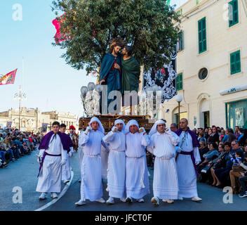 Einwohner der Stadt Zejtun / Malta hatte ihre traditionellen Karfreitags-Prozession / religiöse Kirche parade vor der Kirche Stockfoto