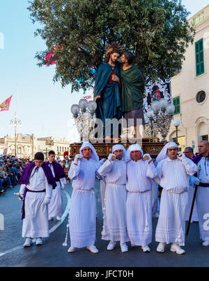 Einwohner der Stadt Zejtun / Malta hatte ihre traditionellen Karfreitags-Prozession / religiöse Kirche parade vor der Kirche Stockfoto