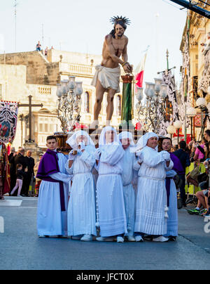 Einwohner der Stadt Zejtun / Malta hatte ihre traditionellen Karfreitags-Prozession / religiöse Kirche parade vor der Kirche Stockfoto