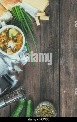 Hausgemachte Suppe mit Hähnchen und Gemüse Stockfoto
