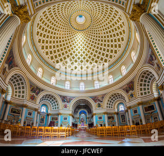 MOSTA, MALTA - 26. November 2016: Panorama Innenraum-Aufnahme von Mosta Dome am 26. November 2016 in Mosta auf Malta. Kirche der Mariä-kno Stockfoto