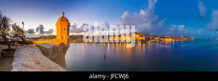 Senglea, Malta - Panorama Skyline-Blick auf den Wachturm am Fort Saint Michael, Gardjola Garten mit schönen Himmel und Wolken zur blauen Stunde Stockfoto