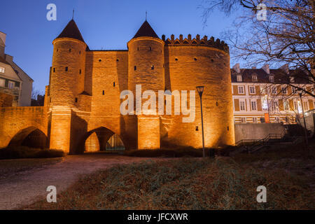 Die Barbakane (Barbakan) Befestigung in der Nacht in der alten Stadt von Warschau, Polen, Teil der alten Stadtmauer Stockfoto