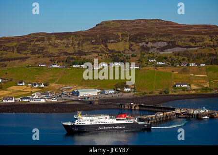 Caledonian MacBrayne Fähre verlassen Hafen von Uig, Isle Of Skye, Schottland Stockfoto