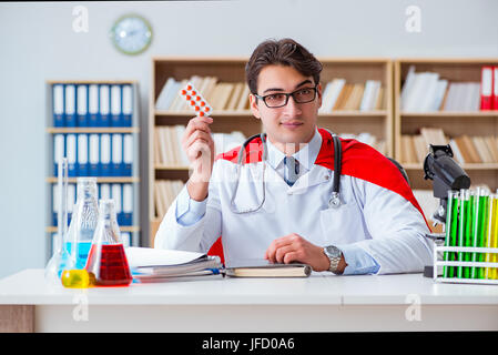Superhelden-Arzt im Krankenhaus Labor Stockfoto