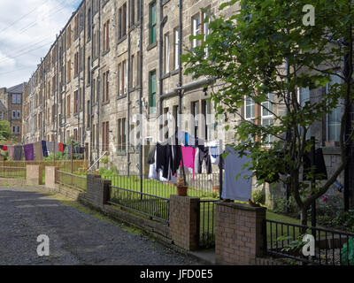 Glasgow Mietskasernen Leben Hintergrund blond Sandstein wieder vor Gericht Wäscheleine im Sonnenschein Stockfoto