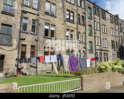 Glasgow Mietskasernen Leben Hintergrund blond Sandstein wieder vor Gericht Wäscheleine im Sonnenschein Stockfoto