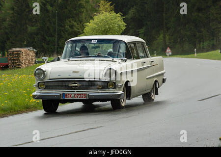 Brilon, Deutschland - Mai 13. im Jahr 2017: Oldtimer Sauerland Runde Reise Opel Stockfoto