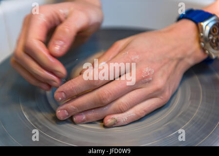 Womens Händen eines Töpfers Erstellen einer irdenen Krug Stockfoto
