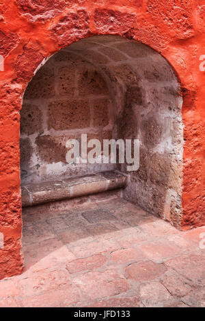 Bank in einem Wand Nische Stockfoto