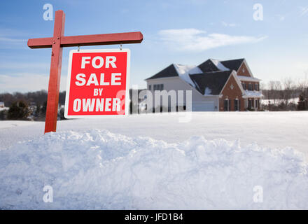 Für Verkauf Zeichen vor großen USA Home Stockfoto