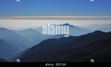 Fogy Tag in den Hügeln von Pokhara Stockfoto