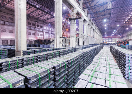 Bleibarren in einer Fabrik Lager Stockfoto