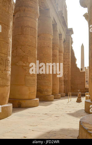 Alte ägyptische Säulen Säulenhalle. Karnak Tempel, Luxor, Ägypten Stockfoto