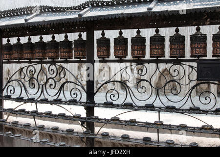 Großen Metallwand mit allerlei Gebetsmühlen in buddhistischen Tempel Swayambhunath (Kathmandu, Nepal). Teil des alten religiösen Komplex gebaut in 460CE Stockfoto