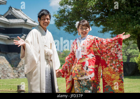 Matsumoto, Japan, Braut und Bräutigam tragen Tradicional Kimonos für die Hochzeit Stockfoto