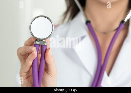 Ärzte Hand mit Stethoskop Kopf Closeup. Medizinische Hilfe, Gesundheitswesen oder Versicherungskonzept. Arzt ist bereit, Patienten zu untersuchen Stockfoto