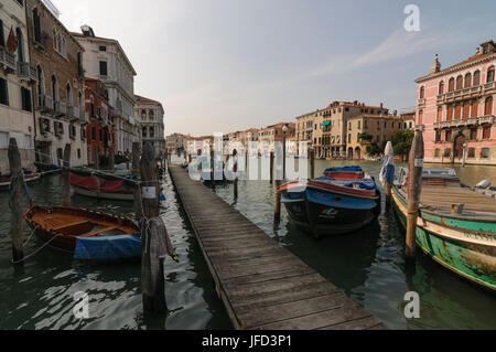 Venedig, Italien - ca. 2013: Pier und Boote auf dem Canal Grande in Venedig, Veneto, Italien, Europa Stockfoto