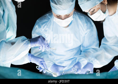 Ärzteteam Vorgang. Gruppe von Chirurgen bei der Arbeit im OP-Saal Stockfoto