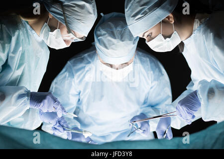 Ärzteteam Vorgang. Gruppe von Chirurgen bei der Arbeit im OP-Saal Stockfoto
