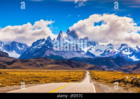 Die Autobahn kreuzt Patagonien Stockfoto