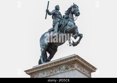 Madrid, Spanien - 26. Februar 2017: Equestrian Statue von Philipp IV. auf der Plaza de Oriente. Isoliert auf weißem Hintergrund. Von Pietro Tacca gemacht Stockfoto