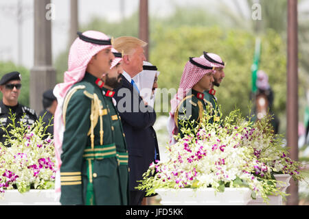 Präsident Donald Trump wird von König Salman bin Abdulaziz von Saudi Arabien während der Ankunft Zeremonien, Samstag, 20. Mai 2017, in der Royal Court Palace in Riyadh, Saudi Arabien gebracht. (Offizielle weiße Haus Foto Shealah Craighead) Stockfoto