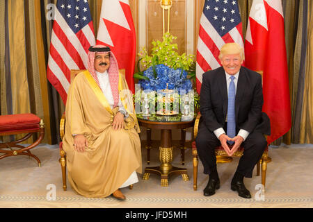 Präsident Donald Trump trifft sich mit König Hamed bin Issa von Bahrain während ihrer bilateralen Treffens, Sonntag, 21. Mai 2017, im Ritz-Carlton Hotel in Riyadh, Saudi Arabien. (Offizielle White House Photo by Shealah Craighead) Stockfoto